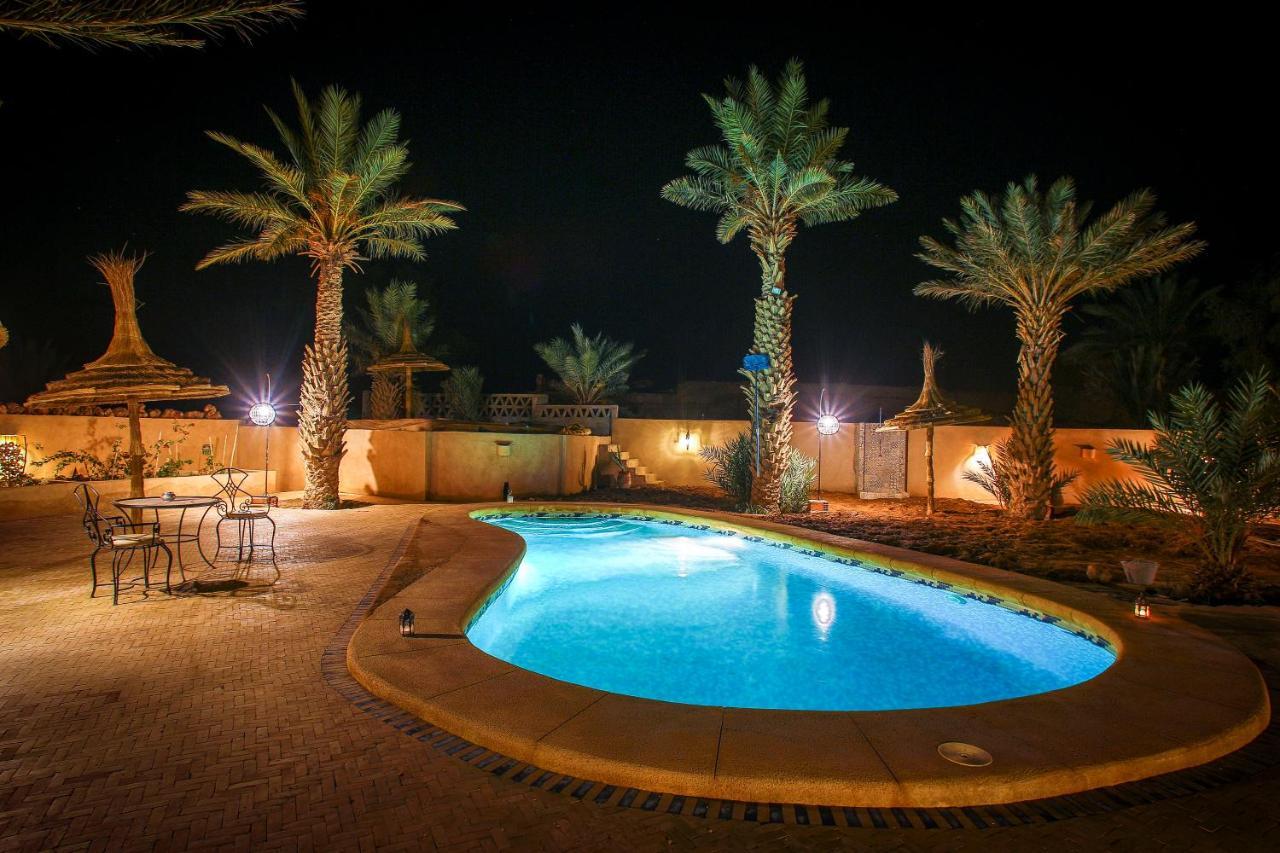 Riadsuerteloca Merzouga Hassilabied Exterior foto A swimming pool at night