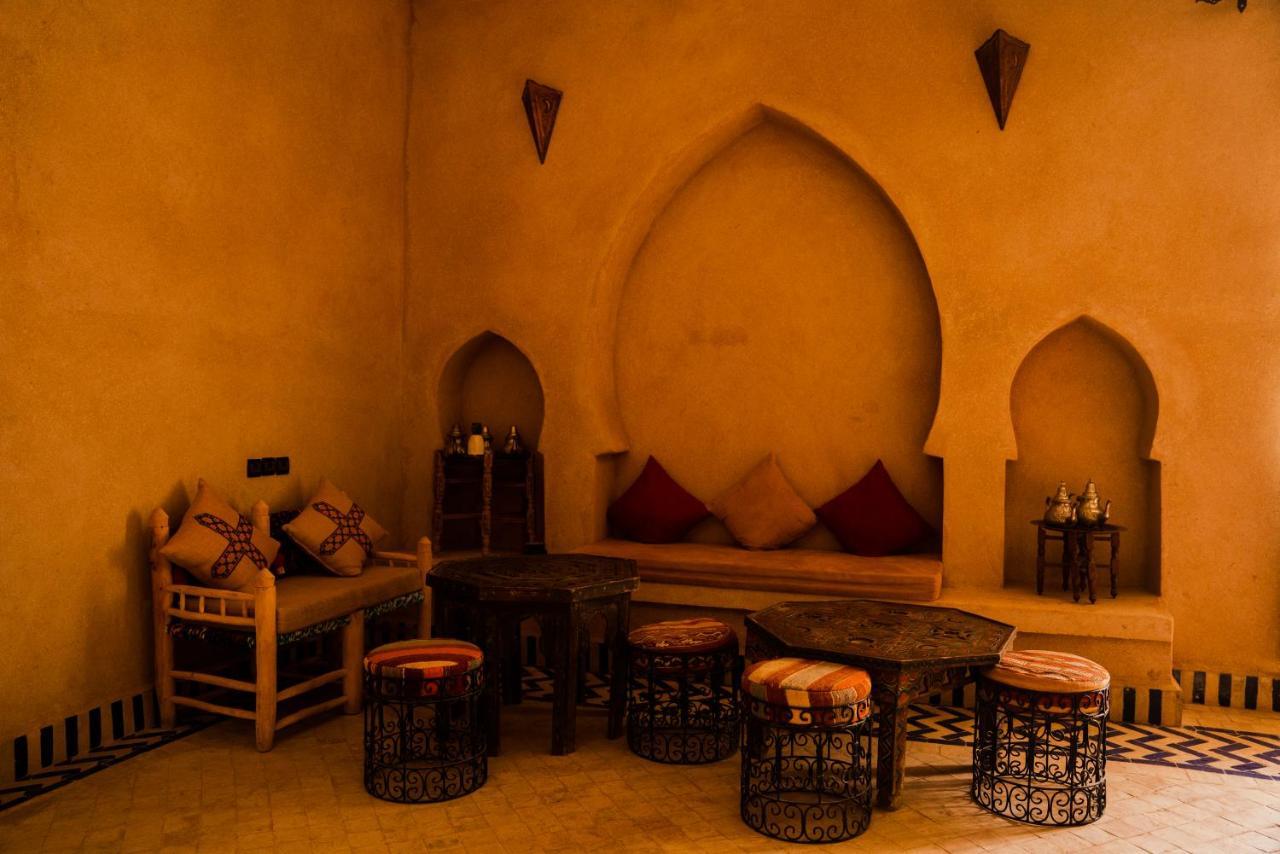 Riadsuerteloca Merzouga Hassilabied Exterior foto A Moroccan living room