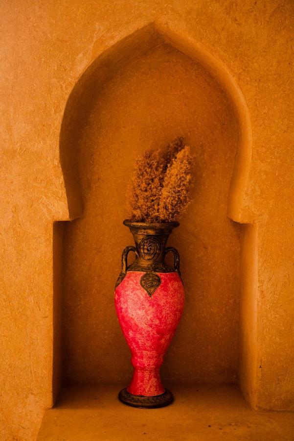 Riadsuerteloca Merzouga Hassilabied Exterior foto Incense burner in the temple