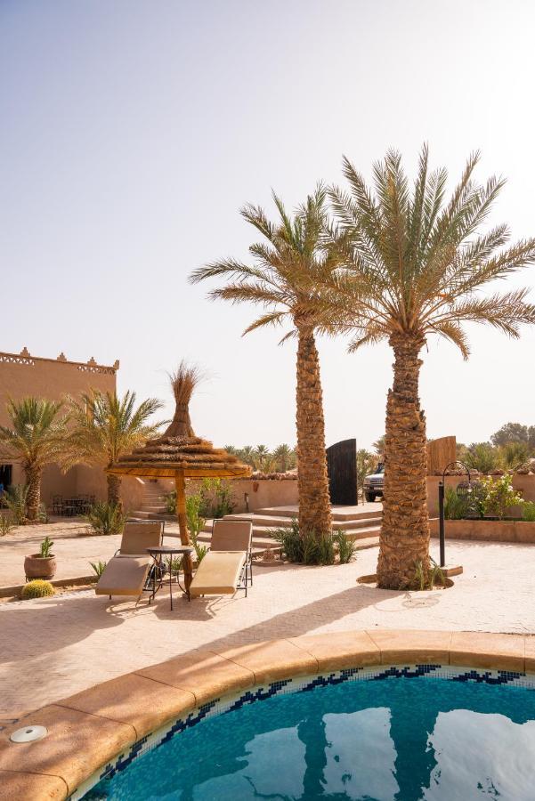 Riadsuerteloca Merzouga Hassilabied Exterior foto The resort's main courtyard